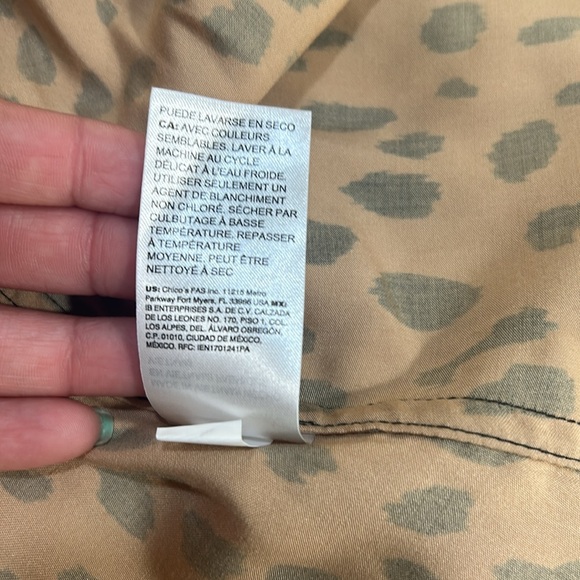 CHICOS WOMENS BUTTON DOWN BLOUSE LEOPARD PRINT LIGHTWEIGHT SZ 1(8/10) - Picture 9 of 14